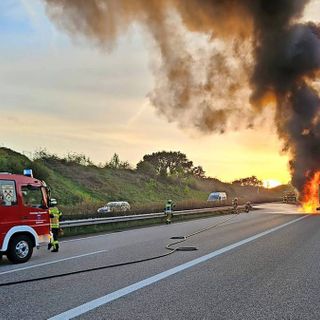 A 20: Auto und Wohnwagen gehen in Flammen auf