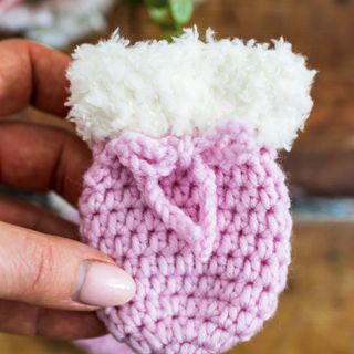 Warm Crochet Baby Mittens (Free Pattern) - Maisie and Ruth