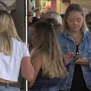 Crowds gather at Jax Beach restaurants for 1st weekend reopened