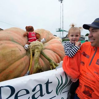 Photos: Pumpkin weighing 2,749 pounds sets world record for biggest gourd