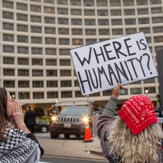 "Shame on you!": Anti-war protesters picket White House Correspondents' dinner