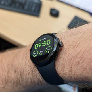 Android 15: Neues Feature zum Umstellen des Medien-Outputs per Wear-OS-Smartwatch in der Mache