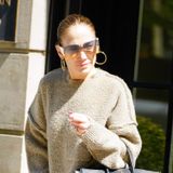 Jennifer Lopez stylt den Baggy-Jeans-Trend für den Sommer 2024 – mit diesem umstrittenen Twist