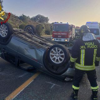 Nuoro. Auto perde il controllo e si ribalta sulla 131 DCN: una donna in ospedale