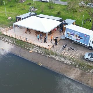 Brizza, Burger, Wein direkt am Wasser: Die Weser-Alm in Heinsen eröffnet