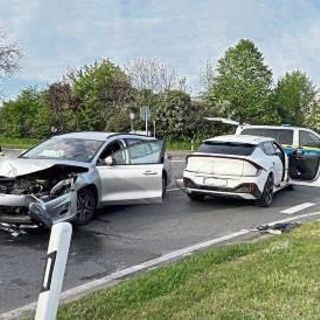 Unfall in Geseke an der Kreuzung B1/Mittelhäuser Weg mit drei Verletzten