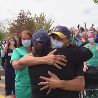 Crowd cheers St. Louis Police officer after coronavirus recovery