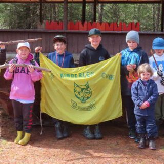 1st Kimberley Scout Group remove car wreck from river bank at Camp Stone