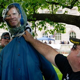 Protesters Hang Effigy Of Kentucky Governor At Capitol