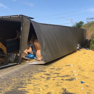 Overturned semi-truck spills 43K pounds of dry pasta on I-24 near I-40 interchange in Nashville