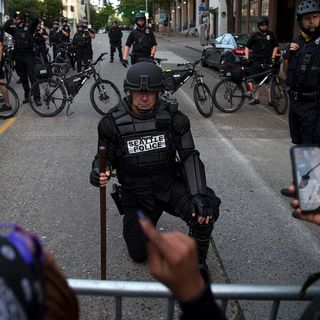 Seattle protesters adopt 'Hong Kong' methods to avoid police intervention