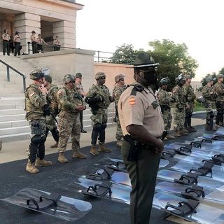 Tennessee National Guard troops lay down riot shields at protesters’ request