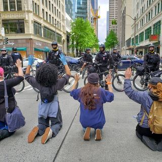 Seattle Police use tear gas and pepper spray on peaceful protesters