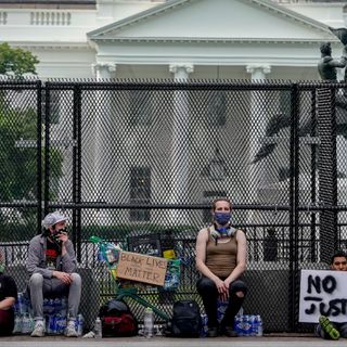 White House almost completely surrounded by more than a mile of fencing