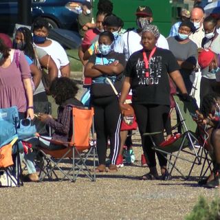 Hundreds camp out in long lines to discuss unemployment claims