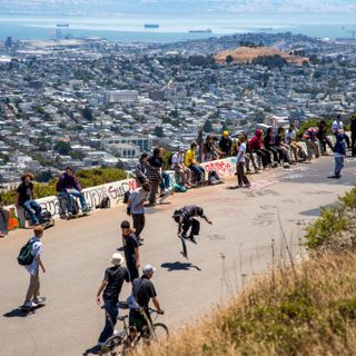 Hundreds of skateboarders 'hill bomb' Twin Peaks at Black Lives Matter protest in SF