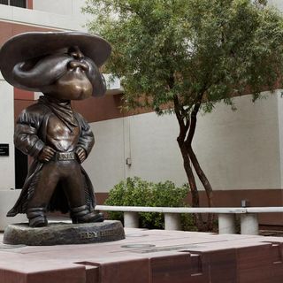 Hey Reb! statue removed from UNLV campus