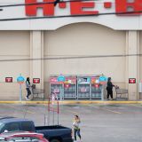 H-E-B offering permanent pay raises for many employees amid pandemic