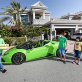Video: Only in Dubai: Mangoes home-delivered in a Lamborghini