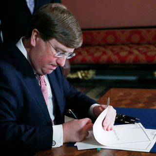 Mississippi Governor Signs Bill Abandoning State Flag With Confederate Emblem