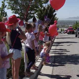 Lehi neighborhood holds celebration for fire crews who saved homes